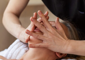 679https://luxurymassagecostadelsol.es/face-lifting-massage/